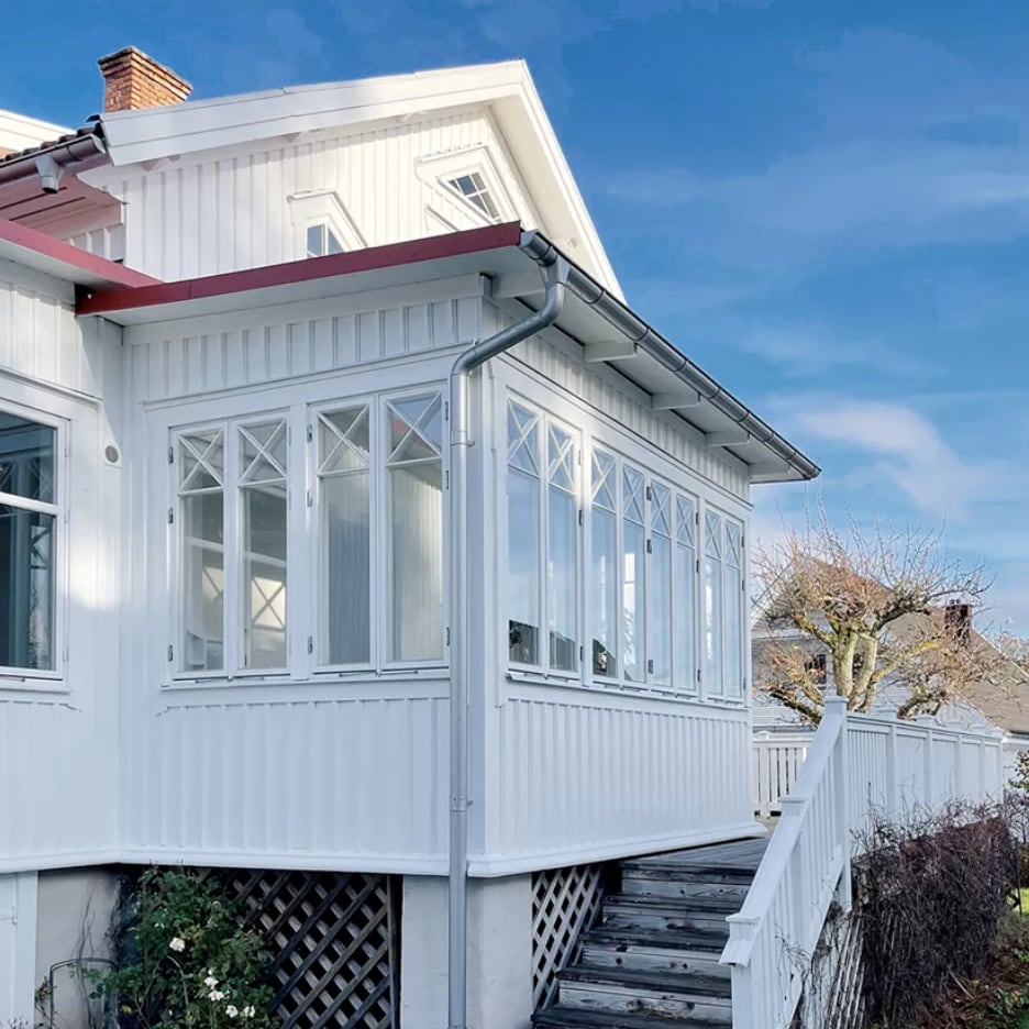 vitt hus fasadfärg caparol
