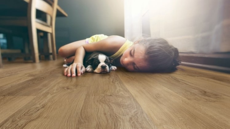flicka med hund på golv från wikanders 